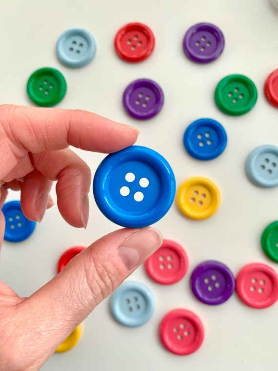  Botones grandes de colores para niños, 8 colores vivos y 8  formas grandes, juego a granel de 94 botones de manualidades, enormes, casi  2 pulgadas de grande : Arte y Manualidades