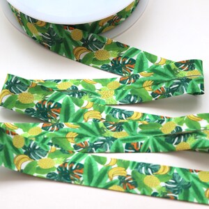 Puede incluir: Cinta de tela verde con estampado tropical de pi&ntilde;as, pl&aacute;tanos y hojas de monstera.