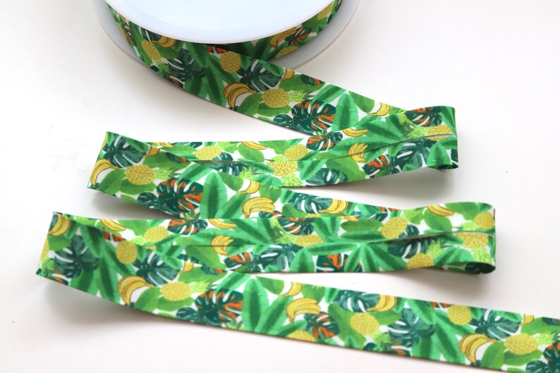 Puede incluir: Cinta de tela verde con estampado tropical de pi&ntilde;as, pl&aacute;tanos y hojas de monstera.