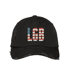 Puede incluir: Una gorra de béisbol negra desgastada con las letras "LGB" en blanco con un diseño de bandera estadounidense.