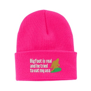 Gestickte Bigfoot Wintermütze: Unisex Beanie mit Bündchen