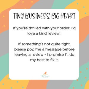 Puede incluir: Una tarjeta blanca con el texto "TINY BUSINESS, BIG HEART" y un mensaje sobre rese&ntilde;as. La tarjeta est&aacute; sobre un fondo colorido con formas naranjas, amarillas y turquesas. El logotipo de The Secret Crochet est&aacute; en la parte inferior.