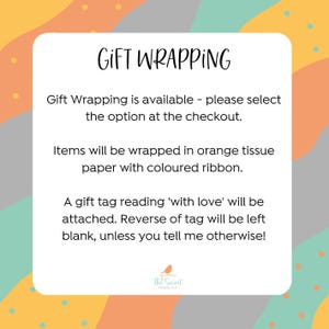 Puede incluir: Tarjeta blanca con las palabras "GIFT WRAPPING" en una fuente manuscrita. La tarjeta describe las opciones de envoltorio de regalo, incluyendo papel de seda naranja con cinta de color y una etiqueta de regalo que dice "with love".