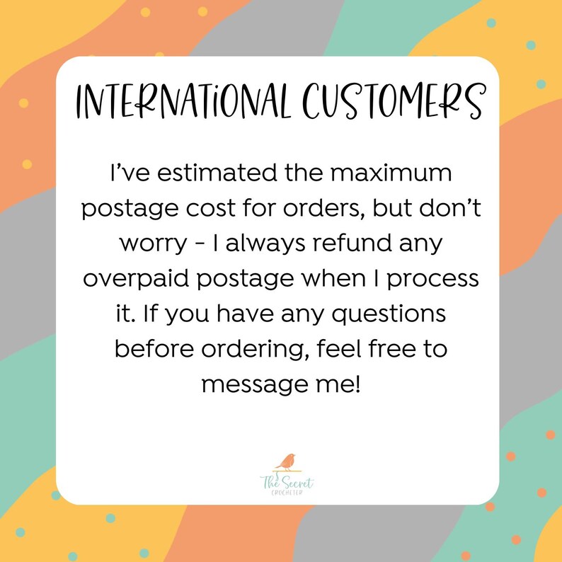 以下が含まれることがあります： 手書きフォントで「INTERNATIONAL CUSTOMERS」と書かれた白い長方形のグラフィック。下のテキストは、国際注文の送料払い戻しポリシーについて説明しています。背景にはオレンジ、黄色、青の形があります。
