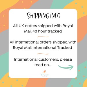 以下が含まれることがあります： 手書きフォントで「SHIPPING INFO」と書かれた白いカード。カードには、英国および国際的な発送に関する情報が記載されています。カードはカラフルな背景に配置されています。