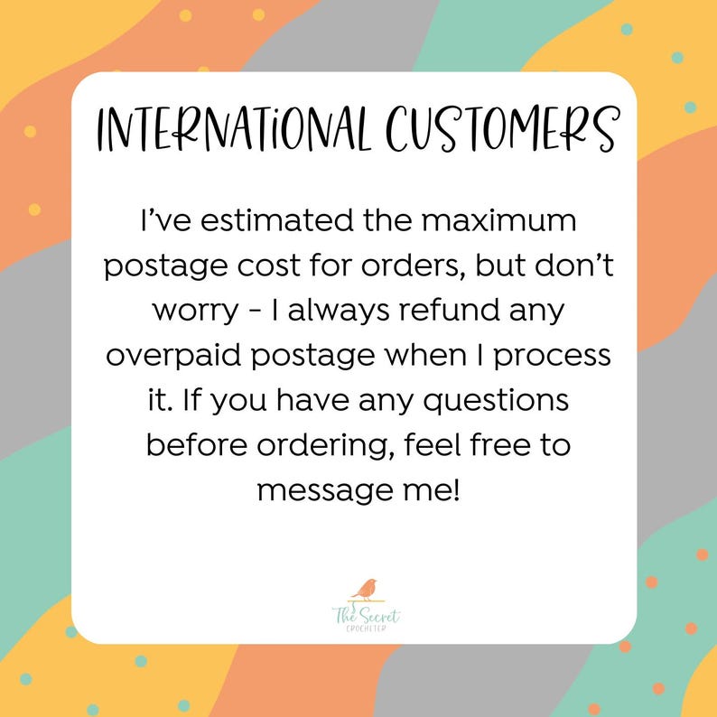 Puede incluir: Gr&aacute;fico rectangular blanco con el texto "INTERNATIONAL CUSTOMERS" en escritura a mano. El texto explica la pol&iacute;tica de reembolso de gastos de env&iacute;o para pedidos internacionales. Fondo con formas naranjas, amarillas y azules.