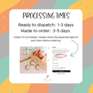 Puede incluir: La imagen muestra texto sobre los tiempos de procesamiento: Listo para enviar en 1-3 d&iacute;as y hecho a pedido en 3-5 d&iacute;as. La imagen tambi&eacute;n muestra una caja de c&iacute;rculos de madera con texto, una cinta verde y un l&aacute;piz.