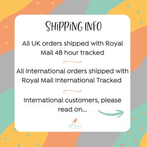 Puede incluir: Una tarjeta blanca con el texto "SHIPPING INFO" escrito a mano. La tarjeta proporciona informaci&oacute;n sobre el env&iacute;o dentro del Reino Unido e internacionalmente. La tarjeta est&aacute; sobre un fondo colorido.