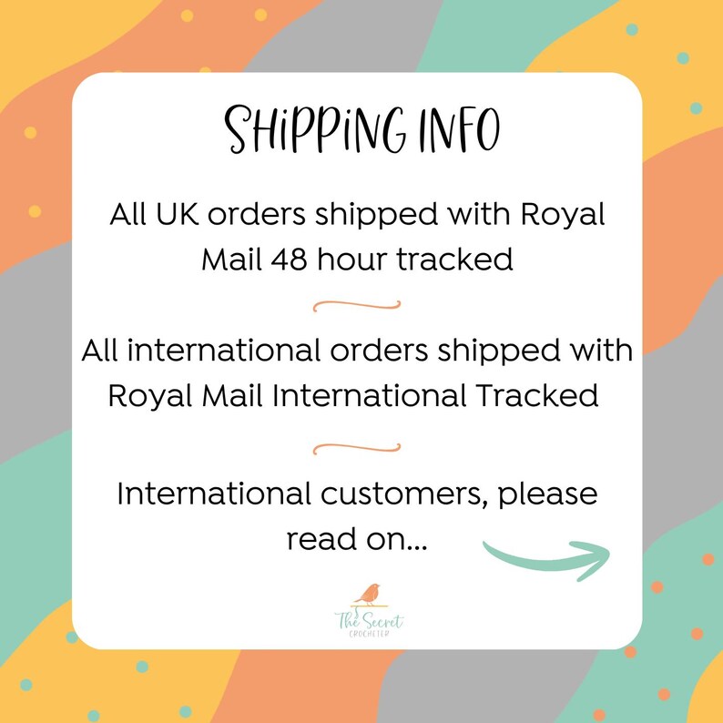 Puede incluir: Una tarjeta blanca con el texto "SHIPPING INFO" escrito a mano. La tarjeta proporciona informaci&oacute;n sobre el env&iacute;o dentro del Reino Unido e internacionalmente. La tarjeta est&aacute; sobre un fondo colorido.
