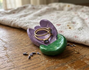 Pedra da preocupação/porta-anéis em forma de tulipa, feita à mão em argila.