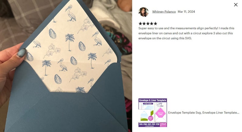 Pu&ograve; includere: Una busta blu con una fodera per busta bianca con un motivo di palme, pellicani e uova. La fodera &egrave; progettata per essere tagliata con una Cricut Explore 3. Il testo "Envelope Template Svg. Envelope Liner Template..." &egrave; visibile nell'immagine.
