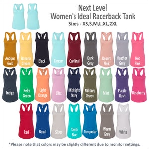 K&ouml;nnte beinhalten: Eine Tabelle mit 24 Racerback-Tanktops in verschiedenen Farben. Die Farben sind mit Namen wie Antikgold, Bananencreme, Schwarz, Cancun, Kardinal, Dunkelgrau, W&uuml;stenrosa, Grau meliert, Hei&szlig;rosa, Indigo, Kellygr&uuml;n, Hellorange, Lila, Mitternachtsblau, Milit&auml;rgr&uuml;n, Minze, Lila Rush, Himbeere, Rot, Royal, Silber, Tahitiblau, T&uuml;rkis, Warmgrau und Wei&szlig; beschriftet. Der Text "Next Level Women's Ideal Racerback Tank" befindet sich oben in der Tabelle. Der Text "Sizes - XS,S,M,L,XL,2XL" befindet sich unter dem Titel. Der Text "*Bitte beachten Sie, dass die Farben aufgrund der Monitoreinstellungen leicht abweichen k&ouml;nnen." befindet sich unten in der Tabelle.