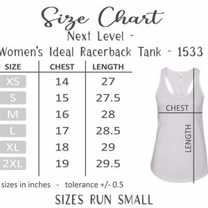 K&ouml;nnte beinhalten: Gr&ouml;&szlig;entabelle f&uuml;r ein Racerback-Tanktop mit Ma&szlig;en in Zoll f&uuml;r Brustumfang und L&auml;nge. Die Gr&ouml;&szlig;en reichen von XS bis 2XL. Die Tabelle enth&auml;lt den Text "Sizes run small".