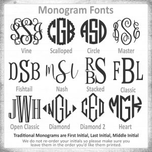 K&ouml;nnte beinhalten: Ein Diagramm, das verschiedene Monogrammschriftarten zeigt. Die Schriftarten sind mit Namen wie "Vine", "Scalloped", "Circle", "Master", "Fishtail", "Nash", "Stacked", "Classic", "Open Classic", "Diamond", "Diamond 2" und "Heart" beschriftet. Der Text unter dem Diagramm lautet "Traditionelle Monogramme sind erstes Initial, letztes Initial, mittleres Initial. Wir &auml;ndern die Reihenfolge Ihrer Initialen nicht, stellen Sie daher bitte sicher, dass Sie sie in der Reihenfolge angeben, in der Sie sie gedruckt haben m&ouml;chten."