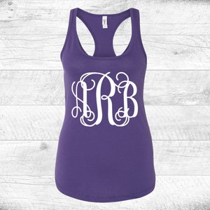 K&ouml;nnte beinhalten: Lilafarbenes Tanktop mit einem wei&szlig;en Monogramm der Buchstaben "SRB" in einer Schriftart.