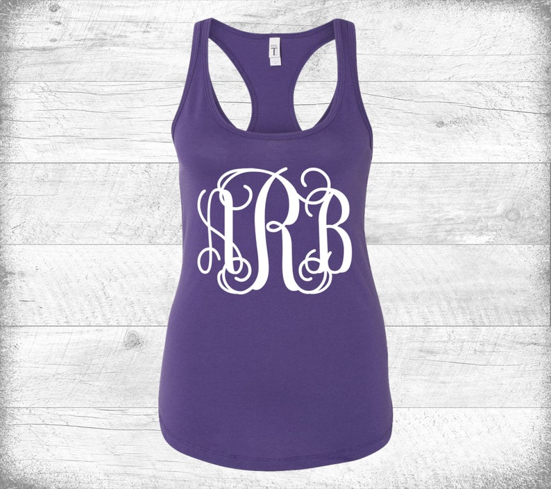 K&ouml;nnte beinhalten: Lilafarbenes Tanktop mit einem wei&szlig;en Monogramm der Buchstaben "SRB" in einer Schriftart.