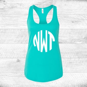 K&ouml;nnte beinhalten: Ein t&uuml;rkisfarbenes Tanktop mit einem wei&szlig;en Kreismonogramm, auf dem "NWT" steht.