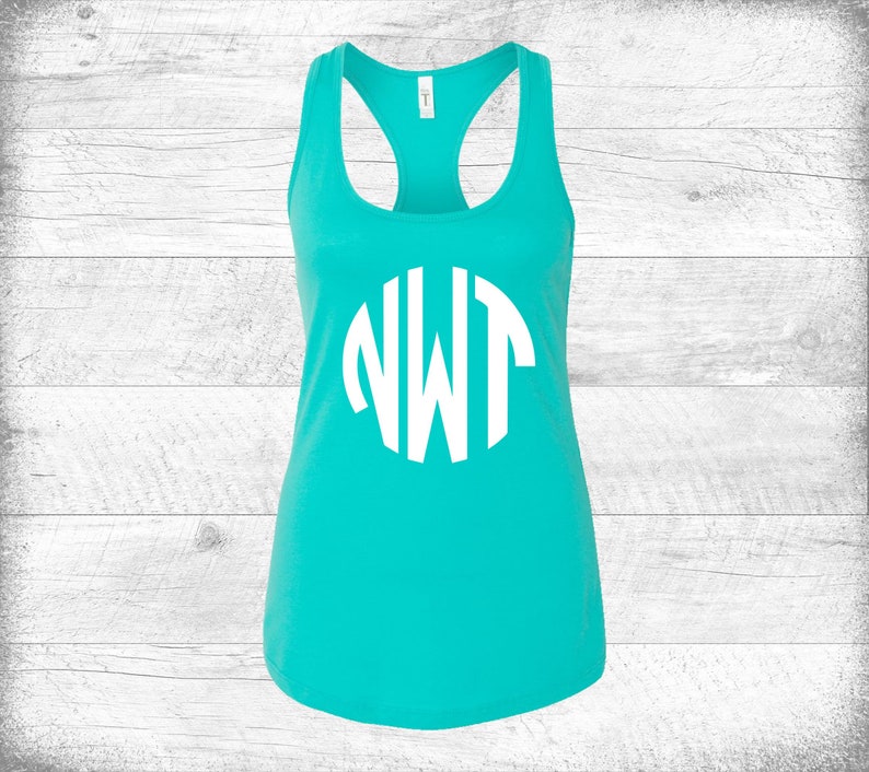 K&ouml;nnte beinhalten: Ein t&uuml;rkisfarbenes Tanktop mit einem wei&szlig;en Kreismonogramm, auf dem "NWT" steht.