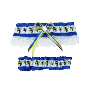 Peut inclure: Ensemble de jarretières bleu et blanc avec un motif d'abeilles. La jarretière supérieure a une bordure en dentelle blanche et un nœud avec des rubans jaunes et bleus. La jarretière inférieure est une version plus petite de la supérieure.