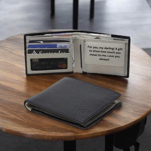 Personalisierte gravierte kundenspezifische Ledermappe Herren / Jungen Kompakte RFID-blockierende Brieftasche Weiches echtes Leder im Bifold-Stil mit Buton-Münztasche