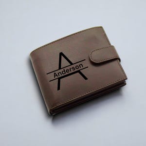 Portefeuille personnalisé avec protection RFID, nom personnalisé pour hommes avec inscription gravée, portefeuille avec poche pour pièces de monnaie et carte d'identité, cadeau pour papa, petit ami ou mari