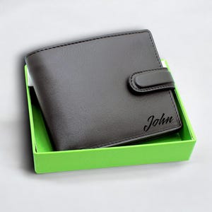 Personalised Engraved Wallet Mens, RFID Blocking Customised Leather Bifold Wallet with Zip Coin Pocket Gift for Dad, Boyfriend, or Husband