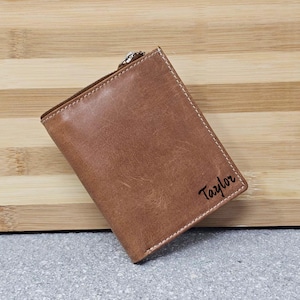 Billetera personalizada grabada para hombre, billetera plegable de cuero marrón personalizada con bloqueo RFID y bolsillo para monedas con cremallera, regalo para papá, novio o esposo