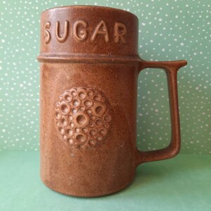 R Moss Ltd Pottery Sugar Sifter With Handle, Stoneware, Brown, Large, Vintage Kitchenware. 1025. Bild 2