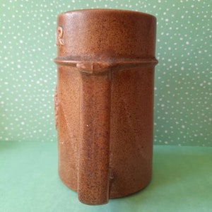 R Moss Ltd Pottery Sugar Sifter With Handle, Stoneware, Brown, Large, Vintage Kitchenware. 1025. Bild 4