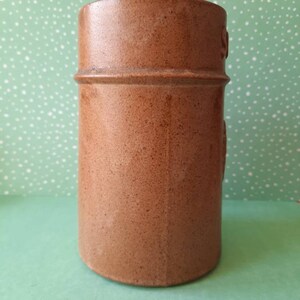 R Moss Ltd Pottery Sugar Sifter With Handle, Stoneware, Brown, Large, Vintage Kitchenware. 1025. Bild 6