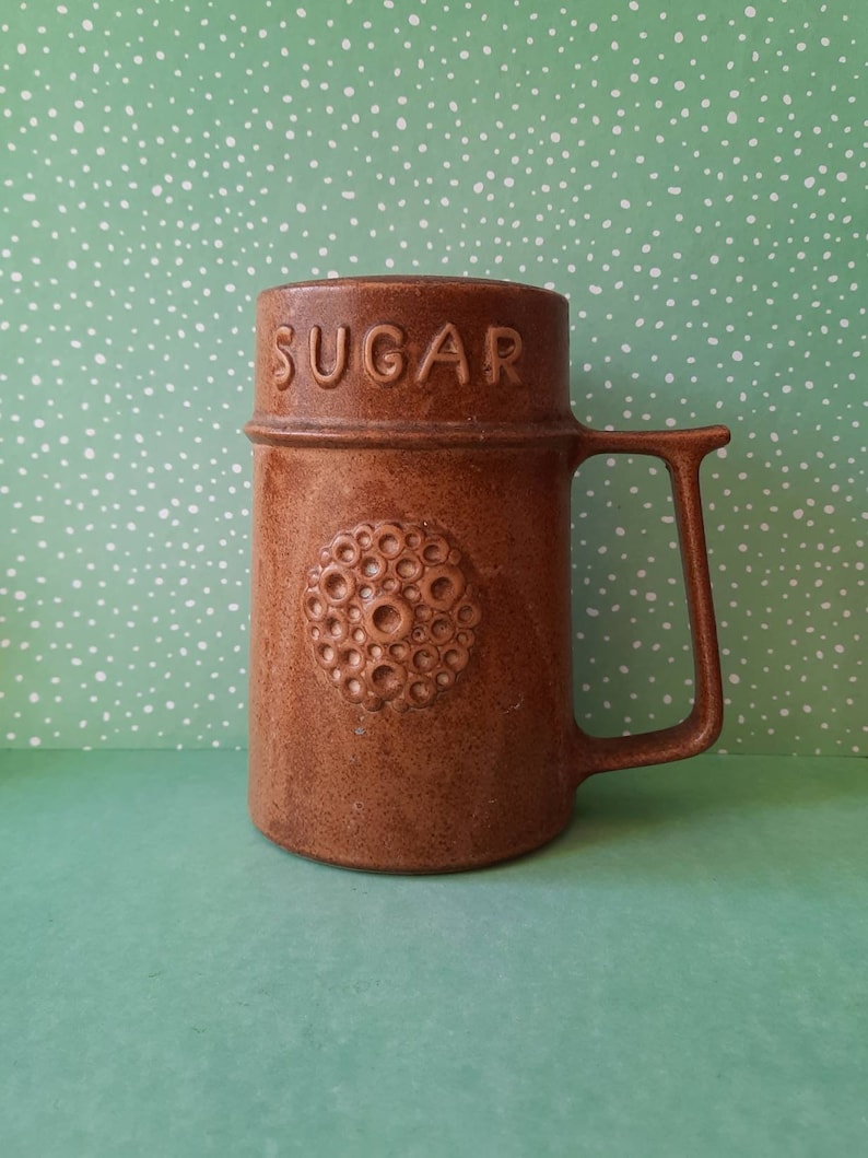 R Moss Ltd Pottery Sugar Sifter With Handle, Stoneware, Brown, Large, Vintage Kitchenware. 1025. Bild 1