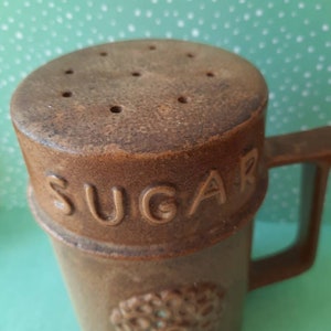 R Moss Ltd Pottery Sugar Sifter With Handle, Stoneware, Brown, Large, Vintage Kitchenware. 1025. Bild 3