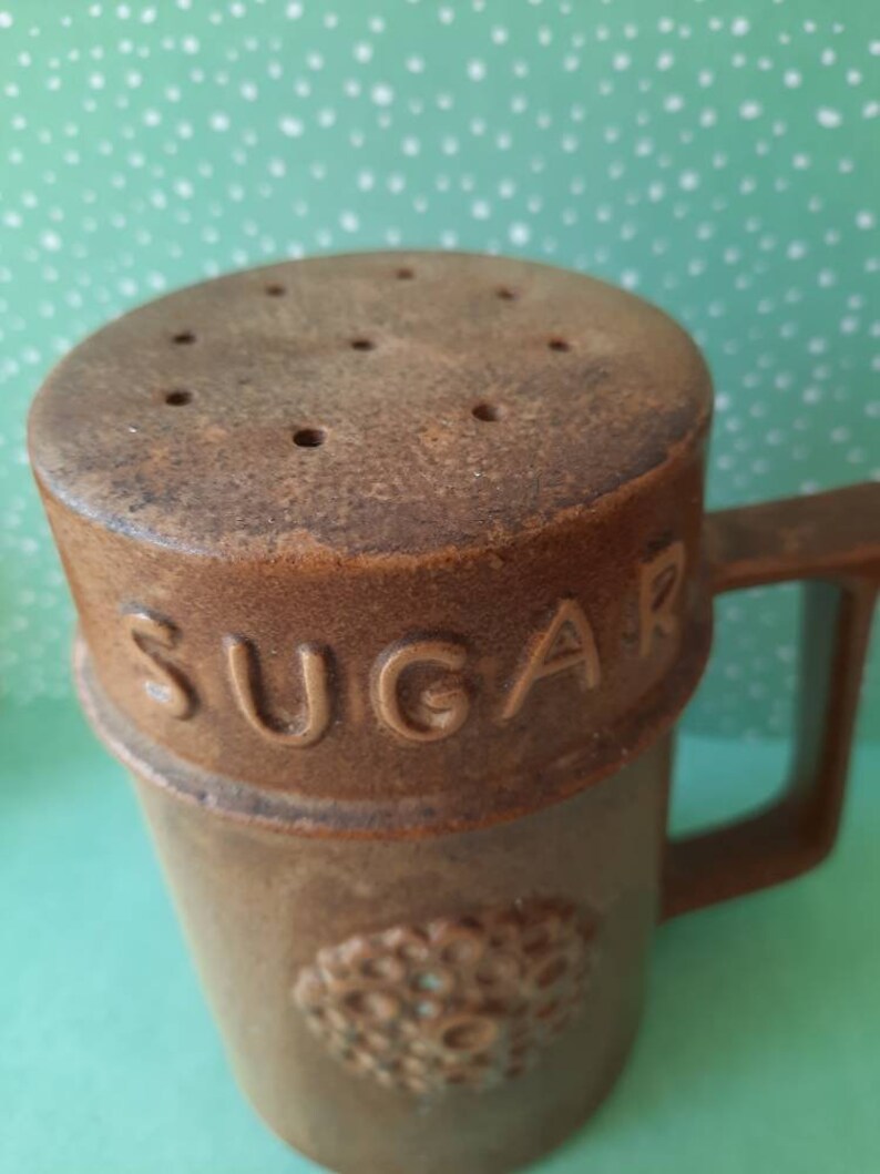 R Moss Ltd Pottery Sugar Sifter With Handle, Stoneware, Brown, Large, Vintage Kitchenware. 1025. Bild 3