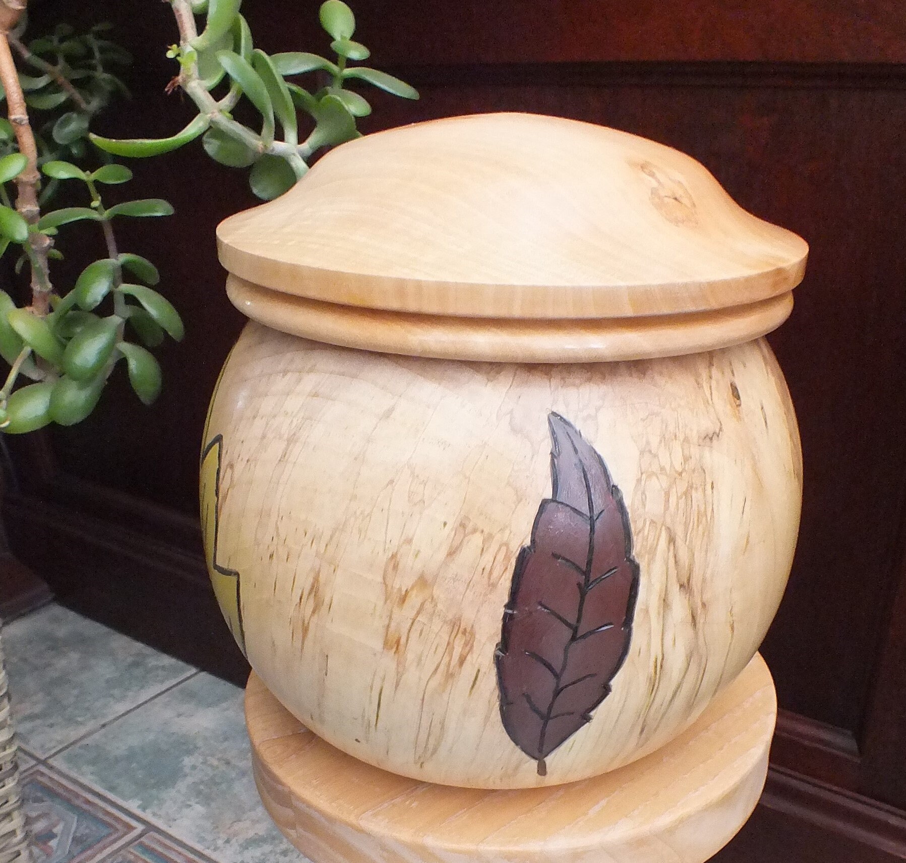 Pet urn