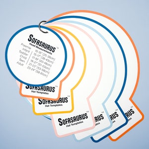 Könnte beinhalten: Ein Satz von sechs bunten, kopfgeformten Hutvorlagen für verschiedene Altersgruppen, beschriftet "Sofasaurus Hat Templates". Die Vorlagen sind in Orange-, Gelb-, Rosa-, Blau- und Hellblautönen gehalten. Die größte Vorlage ist mit Kopfmaßen in Zoll und Zentimetern für Frühgeborene, Säuglinge, Kleinkinder, Kinder, Jugendliche und Erwachsene beschriftet.