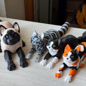 Chat articulé personnalisé – Figurine imprimée en 3D en calicot, smoking, blanc, noir | Réplique d'animal de compagnie pour les amoureux des chats