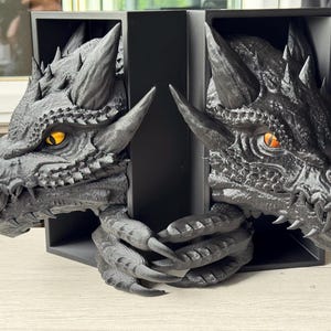 獰猛なドラゴンのブックエンド – ファンタジーな装飾 | 中サイズと大サイズ | 読者へのギフト