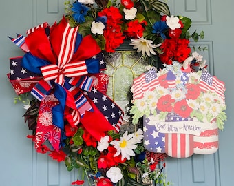 couronne de vigne patriotique ; couronne de fleurs rouge, blanche et bleue ; couronne de fleurs que Dieu bénisse l'Amérique ; couronne de vigne scintillante rouge ; Porte d'entrée patriotique