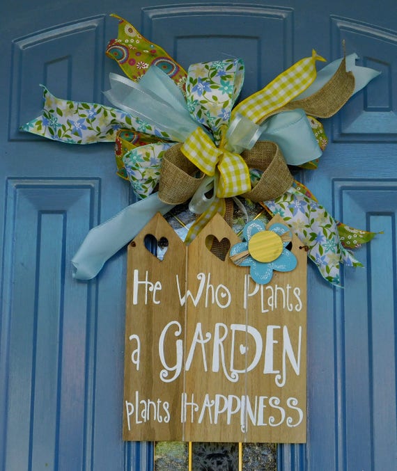 Gardener Hanger Summer Door Hanger Wooden Picket Fence Sign with He Who Plants a Garden Plants Happiness Door Hanger Front Door Wreath
