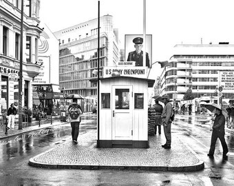 Berlin-Fotografie, Schwarzweiß, check Point Charlie, Deutschland, Ost-Berlin, West-Berlin, Berliner Mauer, Deutschland, Wall Art, wall Decor