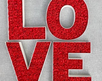 Floral LOVE Zeichen: Valentinstag Dekor mit LED-Option