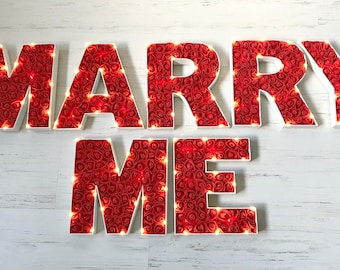Placa "Case comigo": Adereço para pedido de casamento com rosa e LED
