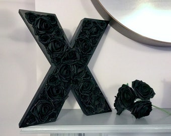 Schwarze Rose gefüllt Buchstabe, gotische Hochzeitsdekoration, große Blumen Initiale