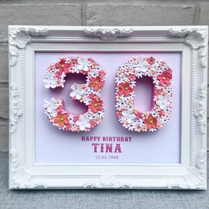 Personalisierter Geburtstagsrahmen 30.: Papierdekoration Blumen