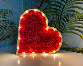 Coração de madeira com rosas e luzes de LED: decoração para o Dia dos Namorados