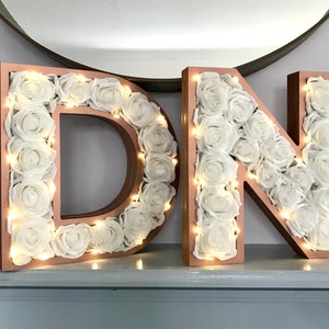 Letras rellenas de rosas, iniciales de rosas blancas, regalo de cobre personalizado para ella