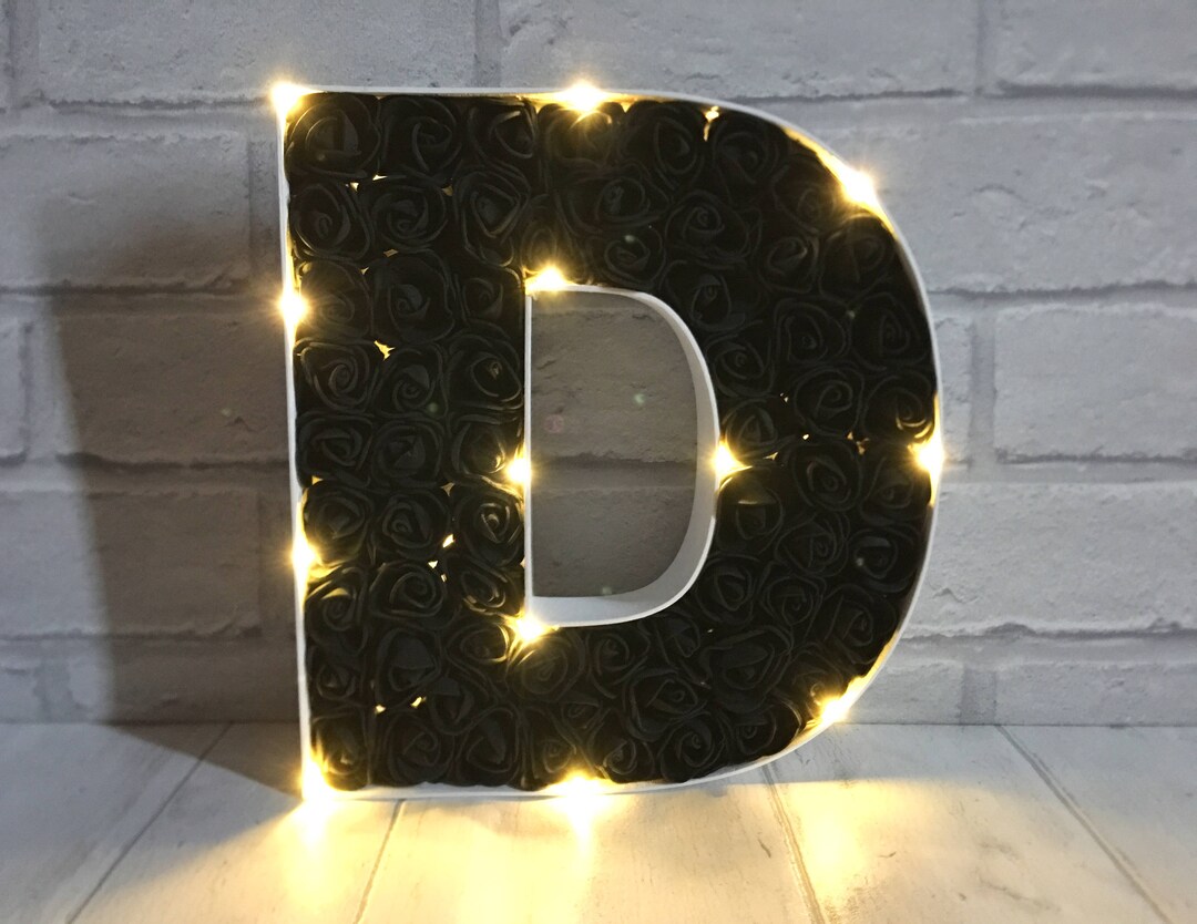 Luces De Letra Rosa Letra iluminada de rosa negra: decoración inicial de madera - Etsy España
