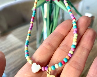 Gargantilha com inicial de contas: colar com pingente de letra boho