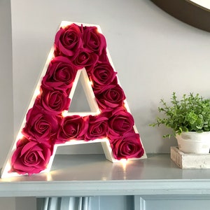 Letra floral rosa impactante, flores magenta, inicial de flor rosa fucsia, decoración floral para dormitorio, regalo para ella