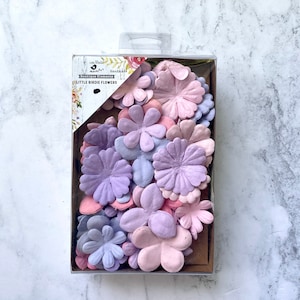 Pastell farbige Papierblumen, Blumen für Scrapbooking, Kartendekoration, Geschenkanhängerdekor, Papierblumenverzierungen